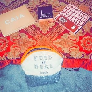 Premium makeup bundle including Bag [2 palletes- 1 travel doucce blush]